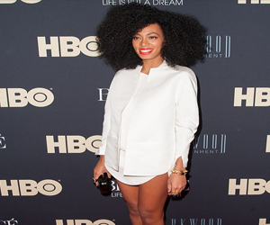   مصر اليوم - سولانغ تنافس بيونسيه بملابسها الغريبة