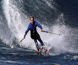   مصر اليوم - مغامر يركب الأمواج بطريقة جديدة وخطيرة