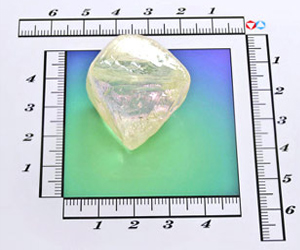   مصر اليوم - استخراج حجر ألماس فريد في روسيا تجاوز وزنه 145 قيراطًا