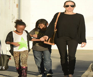   مصر اليوم - أنجلينا جولي تأخذ أطفالها إلى رحلة تسوق في هوليوود