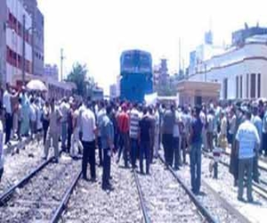   مصر اليوم - المتظاهرون يقطعون طرق السكك الحديدية في بني سويف والبحيرة