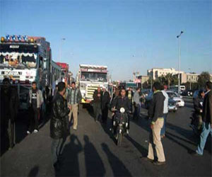   مصر اليوم - اعتصام سائقي النقل لسبب زيادة الكارتة في السويس