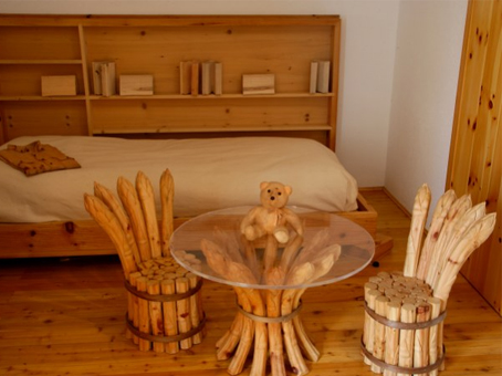   مصر اليوم - منزل كامل من الخشب بداية من الكتب إلى السيارة