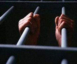   مصر اليوم - ناشط سياسي يضرب عن الطعام في سجن برج العرب احتجاجًا على سوء المعاملة