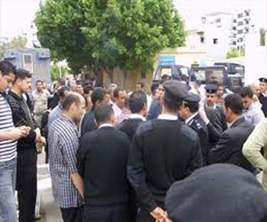   مصر اليوم - أفراد مركز شرطة الإسماعيلية يحتجون على نقص التسليح