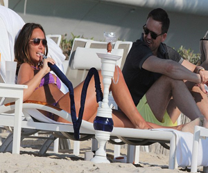   مصر اليوم - تمارا ايكلستون بالبيكيني على شواطيء دبي