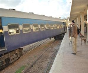 مصر اليوم - اصطدام قطار دمياط برصيف المحطة أثناء انطلاقه متوجهًا إلى القاهرة