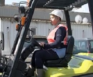   مصر اليوم - أول كويتية تحصل على رخصة لقيادة المعدات الثقيلة