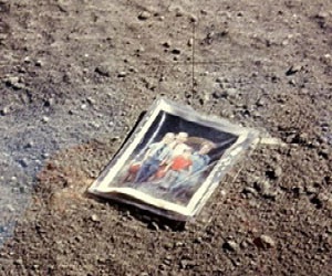   مصر اليوم - العثور على صورة عائلة على سطح القمر