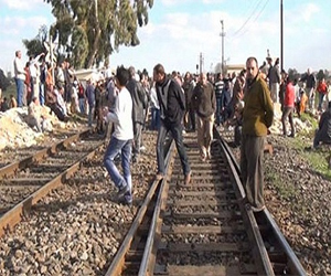   مصر اليوم - متظاهرون يقطعون السكة الحديد في المحلة للمطالبة بالإفراج عن متهمين