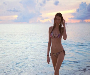   مصر اليوم - بيهاتي برينسلو مثيرة و نحيفة في بيكيني ساخن