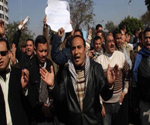   مصر اليوم - متظاهرون يغلقون 5 ميادين احتجاجًا على مقتل شاب في الغردقة