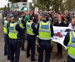   مصر اليوم - إستراليون يحتجون على زيارة نائب هولندي عنصري