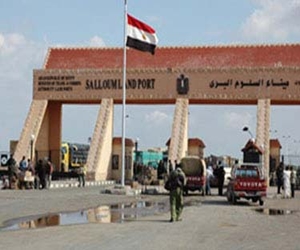   مصر اليوم - الأهالي يقطعون الطريق أعلى هضبة السلوم لمنع دخولهم ليبيا