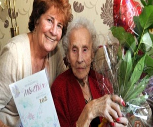   مصر اليوم - عجوز تقلع عن التدخين بعد 82 عامًا