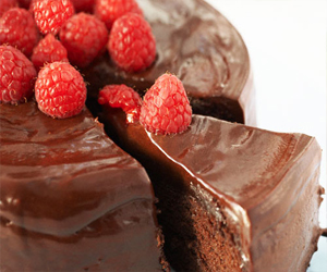   مصر اليوم - كيك الشوكولاته بالفدج صوص