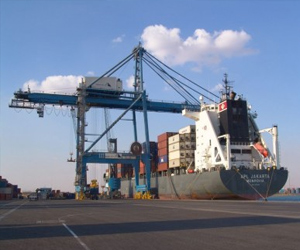   مصر اليوم - محامٍ يقتحم ميناء بورتوفيق بسيارته ويحطم أحد أبوابها ويهدد قوات الشرطة بالاعتقال