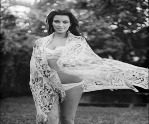   مصر اليوم - كاردشيان ساحرة في بيكيني أبيض من قطعتين