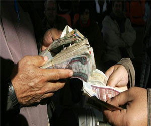   مصر اليوم - ثبات سعر الجنيه أمام الدولار ومخاوف من معاودة هبوطه