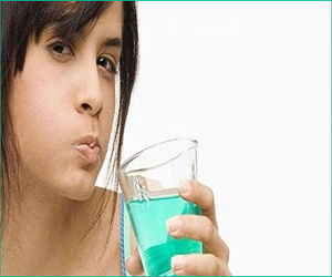   مصر اليوم - غسول الفم أفضل من فرشة الأسنان في التنظيف وعلاج اللثة