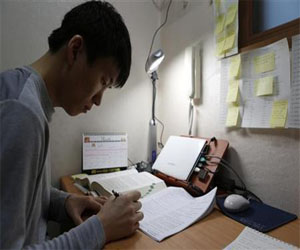 مصر اليوم - حرص الآباء الزائد قد يصيب أبناءهم بالاكتئاب في الجامعة