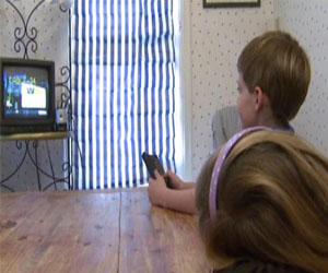 مصر اليوم - سلوك أطفالك مرآة لما يشاهدونه على التلفاز