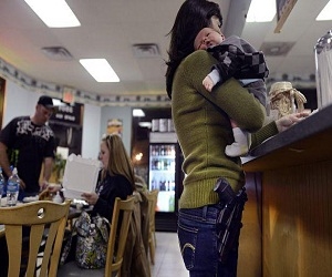   مصر اليوم - مطعم بيتزا يقدم خصومات خاصة لكل شخص يحمل سلاحًا