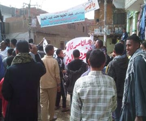   مصر اليوم - أبناء بني سويف يحتجون لاتهامهم بتقاضي رشى للتظاهر ضد قنديل