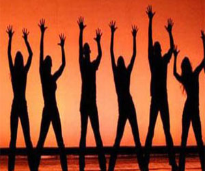   مصر اليوم - الصامتين تواصل عروضها في مركز طلعت حر