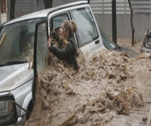   مصر اليوم - اثينا تغرق بعد ساعات من الامطار المتواصلة