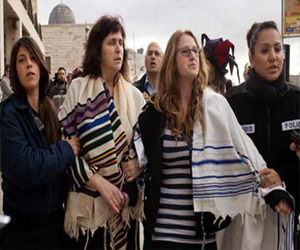   مصر اليوم - سيلفرمان تقود النساء للصلاة أمام حائط المبكى