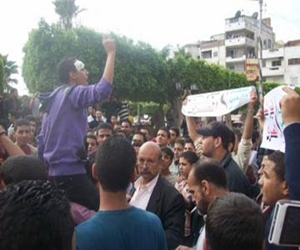   مصر اليوم - تظاهرات أمام مجلس المدينة لإقالة الحكومة ومحافظ كفر الشيخ