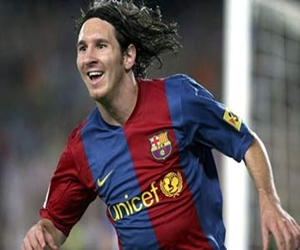   مصر اليوم - ميسي يشارك في دوري الهوكي الوطني في صورة قناع