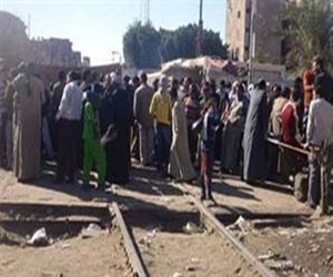   مصر اليوم - متظاهرون يقطعون السكة الحديد في دمنهور والشرطة والأهالي يعيدان فتحها