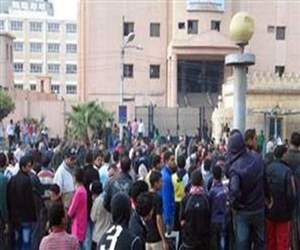   مصر اليوم - متظاهرون يرشقون قسم ثان المحلة بالحجارة في محاولة لاقتحامه