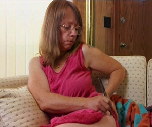   مصر اليوم - أميركية تلدغ نفسها بالنحل للحصول على السعادة الجنسية