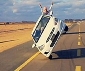   مصر اليوم - سعودي يقود سيارته على عجلتين ويغيّر إطاراتها أثناء السير