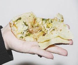   مصر اليوم - مطعم سعودي شهير يقدم وجبة بالزجاج