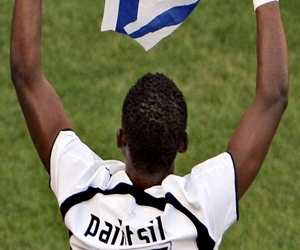 مصر اليوم - القبض على لاعب كرة قدم غاني لطعنه زوجته