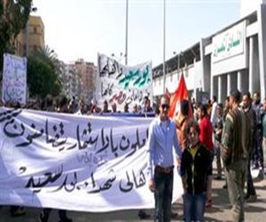   مصر اليوم - المعتصمون في بورسعيد يمنعون طلاب الشرطة من ركوب أتوبيس الكلية