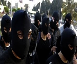 مصر اليوم - البلاك بلوك يظهر في مدرجات الأهلي في برج العرب