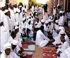   مصر اليوم - نوبيون يتظاهرون أمام مكتبة الإسكندرية للمطالبة بالإفراج عن أحد معتقلي اشتباكات سيدي جابر