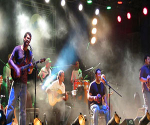 مصر اليوم - نجاح حفل فرقة وسط البلد تحت شعار الثورة مستمرة