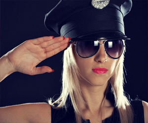 مصر اليوم - الجميلات أكثر النساء طاعة