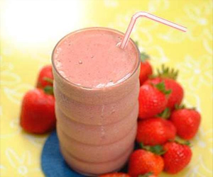   مصر اليوم - عصير الشوفان بالفراولة والموز