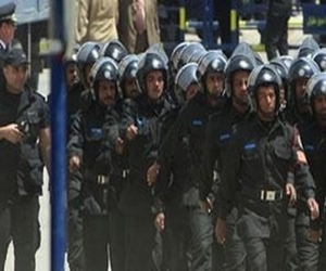   مصر اليوم - إطلاق الغاز المسيل للدموع على المتظاهرين حول محافظة الدقهلية