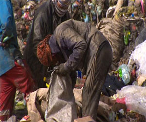   مصر اليوم - عراقيون يجمعون القمامة لإطعام عائلاتهم