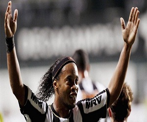 مصر اليوم - رونالدينيو وقصة اعتزاله بسبب أمه المريضة