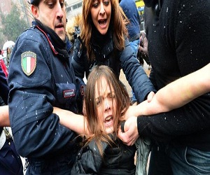   مصر اليوم - نساء عاريات الصدور يهاجمن برلسكوني