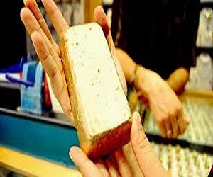   مصر اليوم - فتاة تعثر على سبيكة ذهبية في إحدى الشواطئ الأسترالية